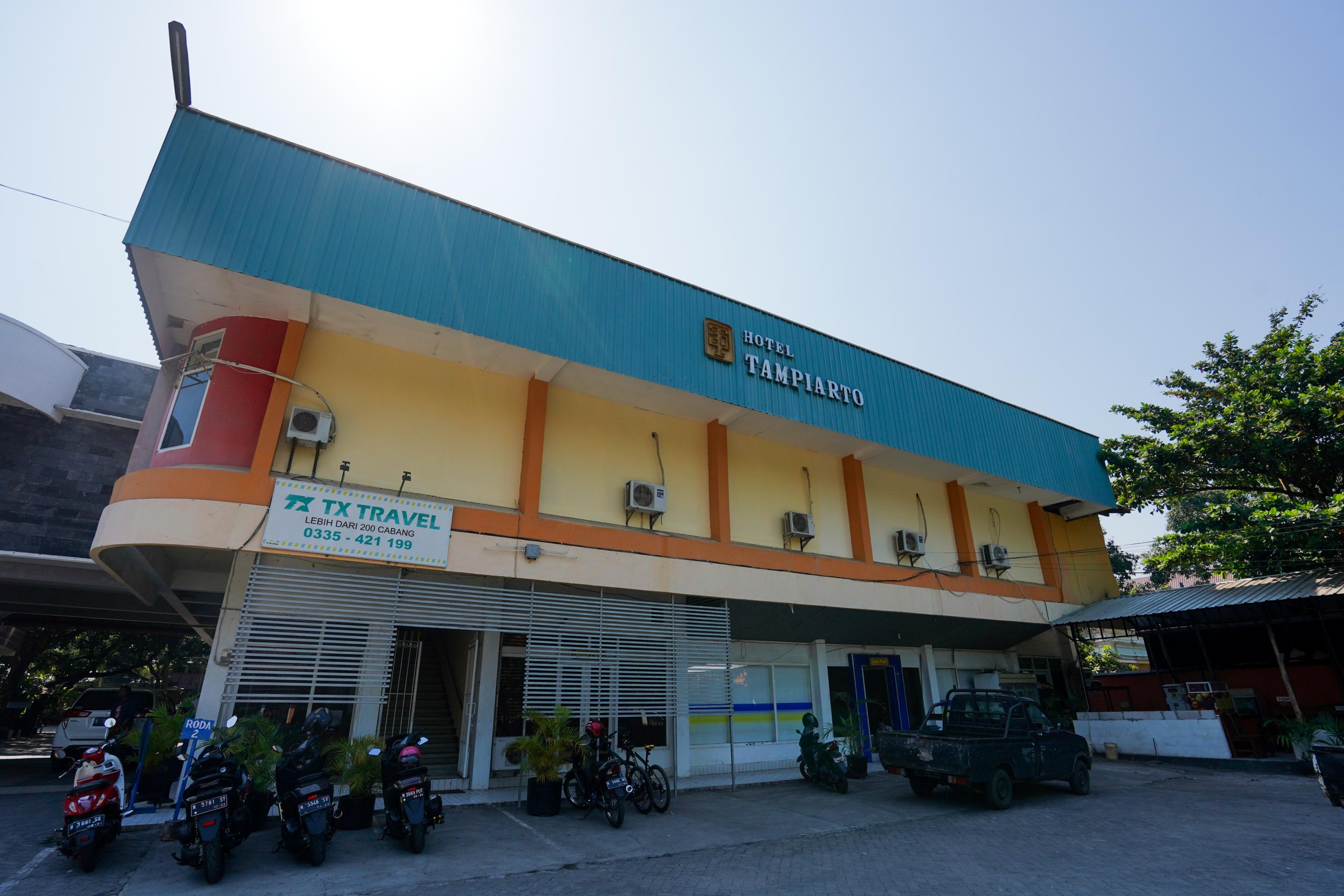 Oyo 1652 Hotel Tampiarto Probolinggo Kültér fotó