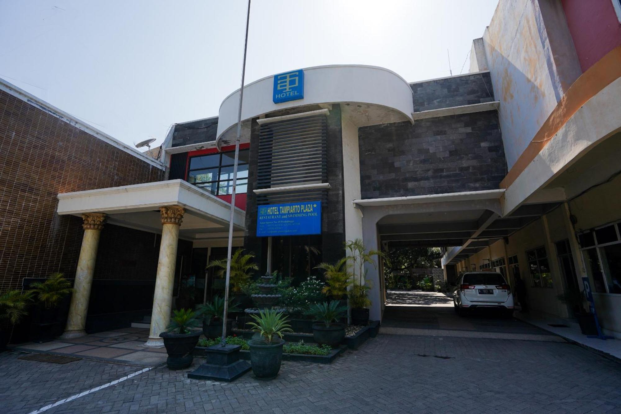 Oyo 1652 Hotel Tampiarto Probolinggo Kültér fotó