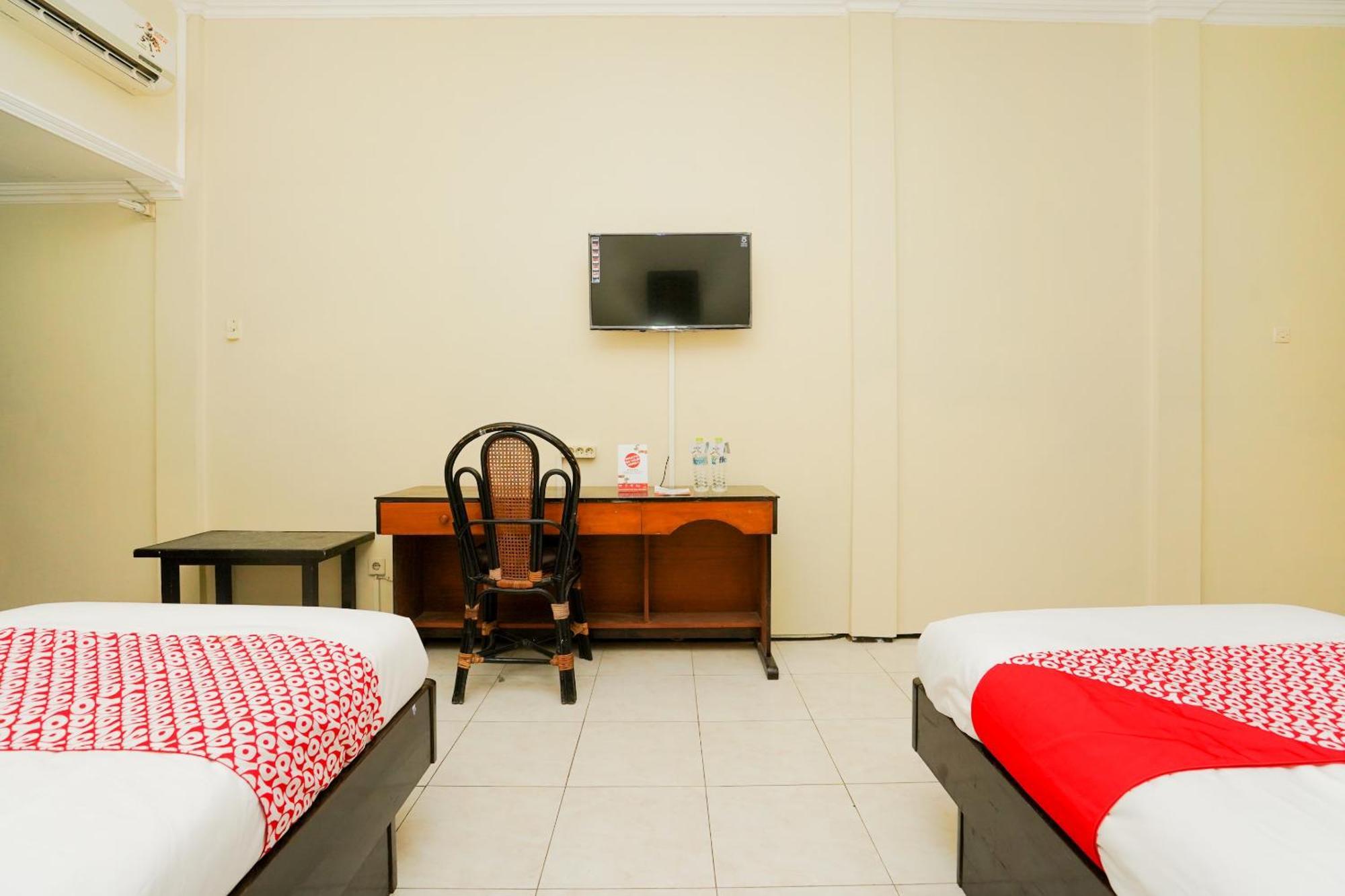 Oyo 1652 Hotel Tampiarto Probolinggo Kültér fotó