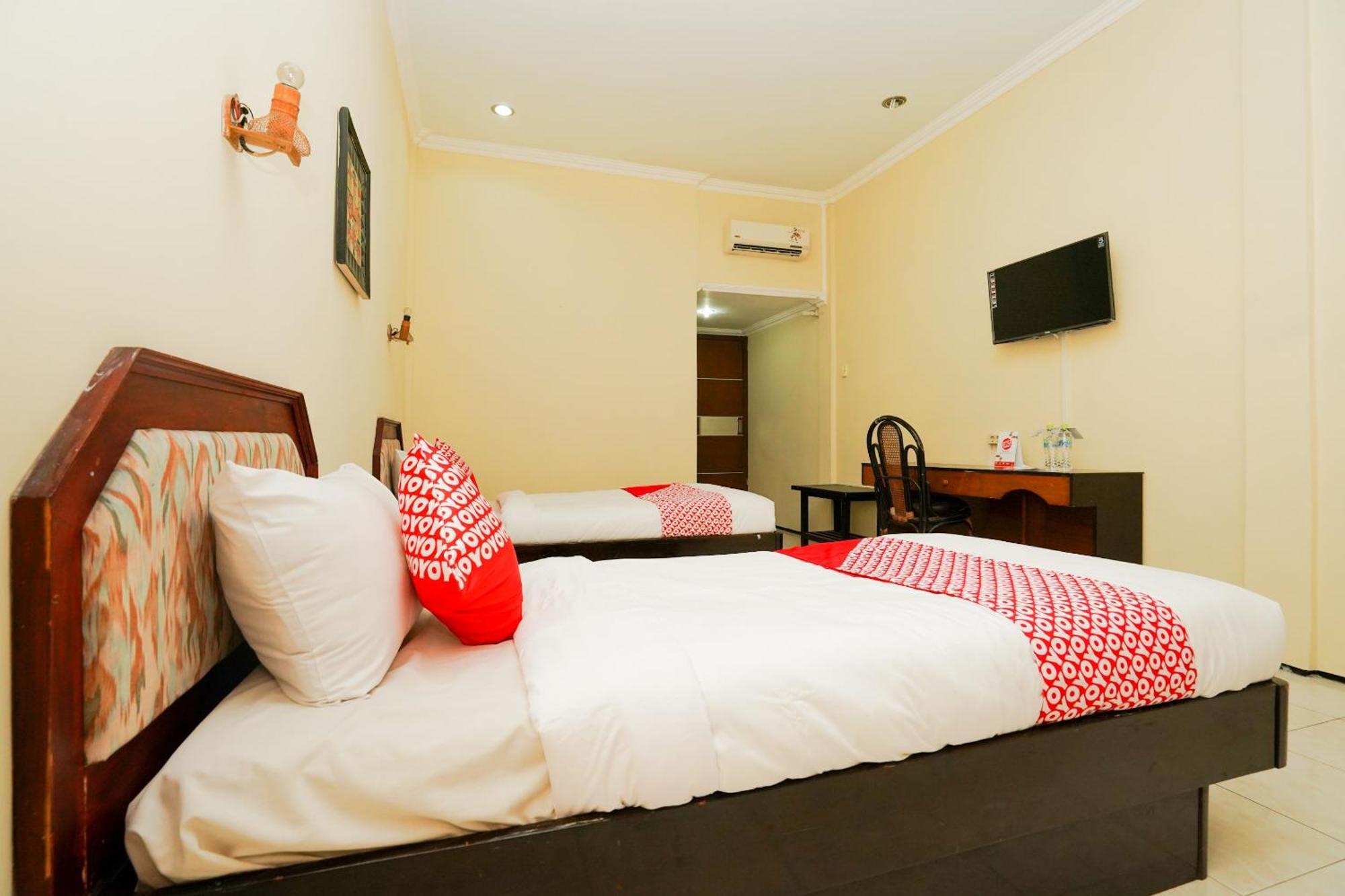 Oyo 1652 Hotel Tampiarto Probolinggo Kültér fotó