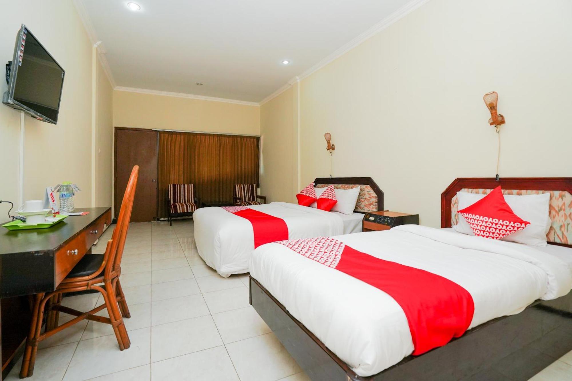 Oyo 1652 Hotel Tampiarto Probolinggo Kültér fotó