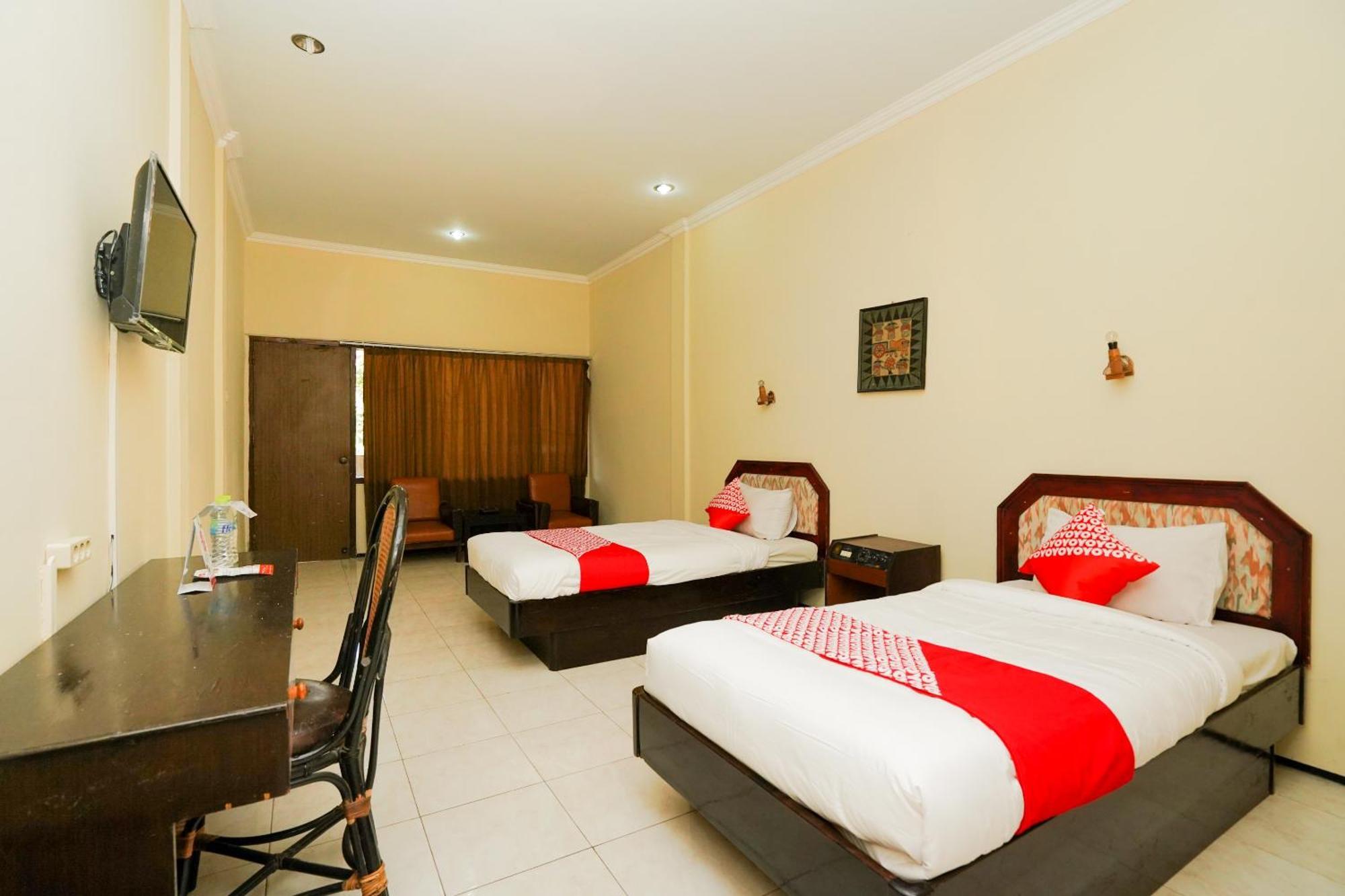 Oyo 1652 Hotel Tampiarto Probolinggo Kültér fotó