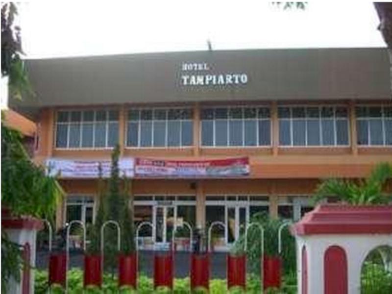 Oyo 1652 Hotel Tampiarto Probolinggo Kültér fotó
